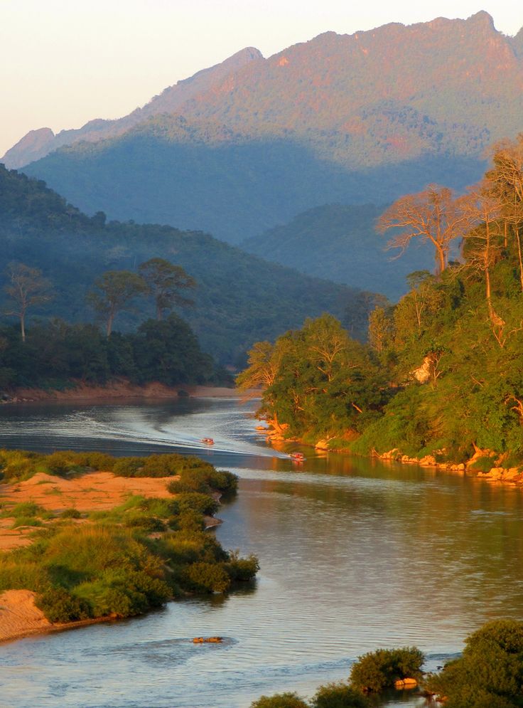 https://mdw-travel-data-us-east-1.s3.amazonaws.com/img/country/Laos/Nam-La-River/img_02.jpg