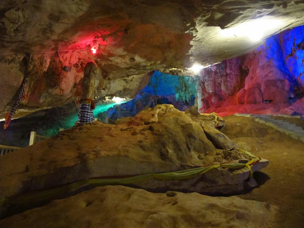 https://mdw-travel-data-us-east-1.s3.amazonaws.com/img/country/Laos/Nang-Aen-Cave/img_01.jpg