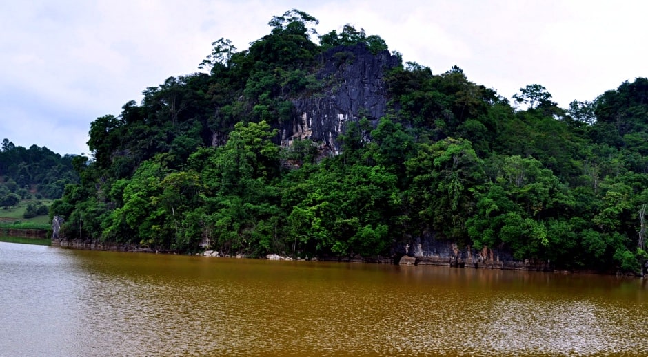https://mdw-travel-data-us-east-1.s3.amazonaws.com/img/country/Laos/Nong-Tang-Lake/img_01.jpg