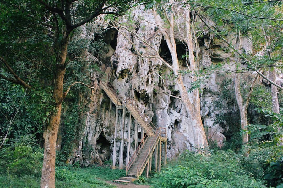 https://mdw-travel-data-us-east-1.s3.amazonaws.com/img/country/Laos/Pha-Tok-Cave/img_00.jpg