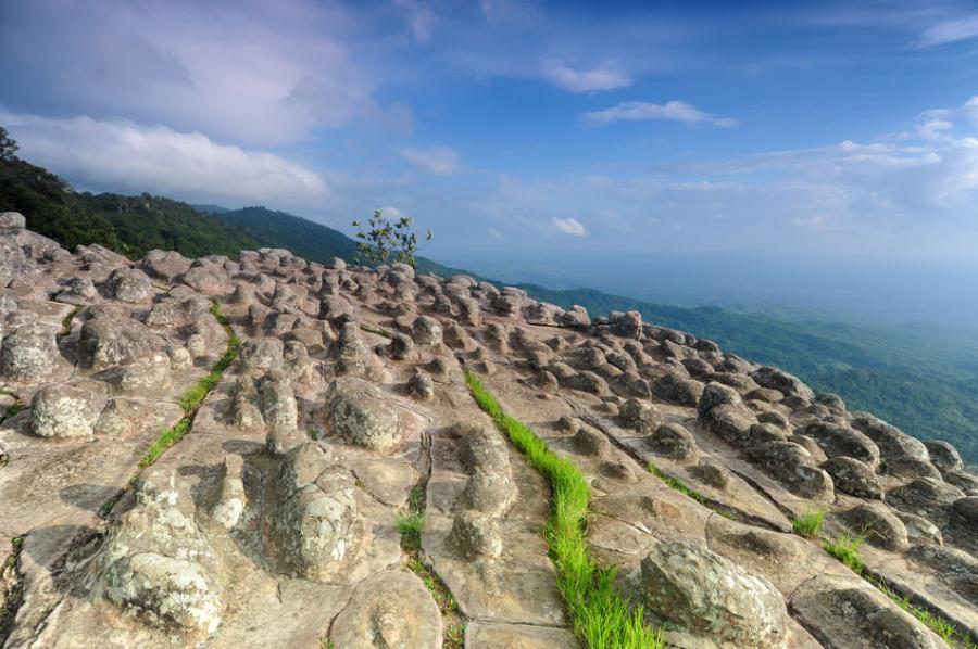https://mdw-travel-data-us-east-1.s3.amazonaws.com/img/country/Laos/Phu-Hin-Bun-National-Park/img_03.jpg