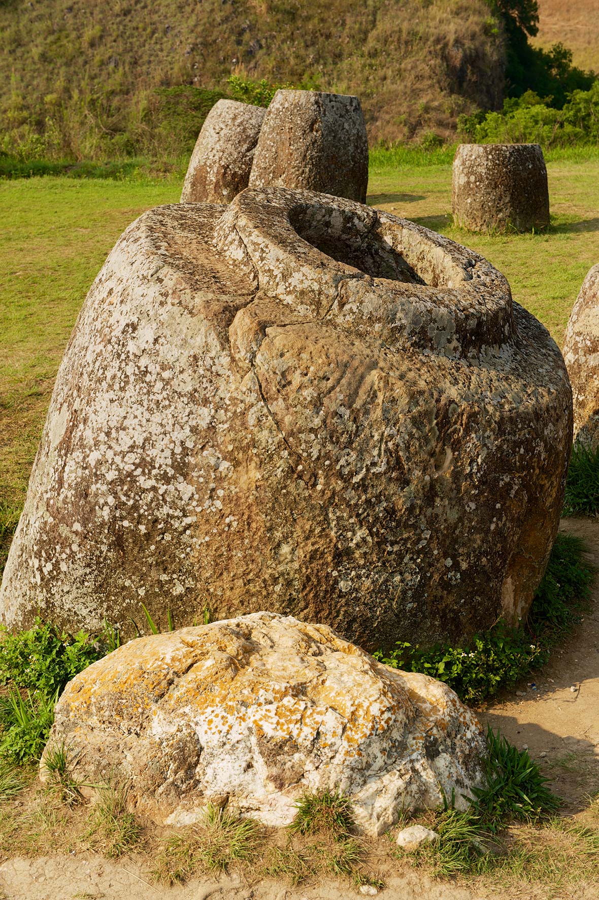https://mdw-travel-data-us-east-1.s3.amazonaws.com/img/country/Laos/Plain-of-Jars-Site-2/img_00.jpg