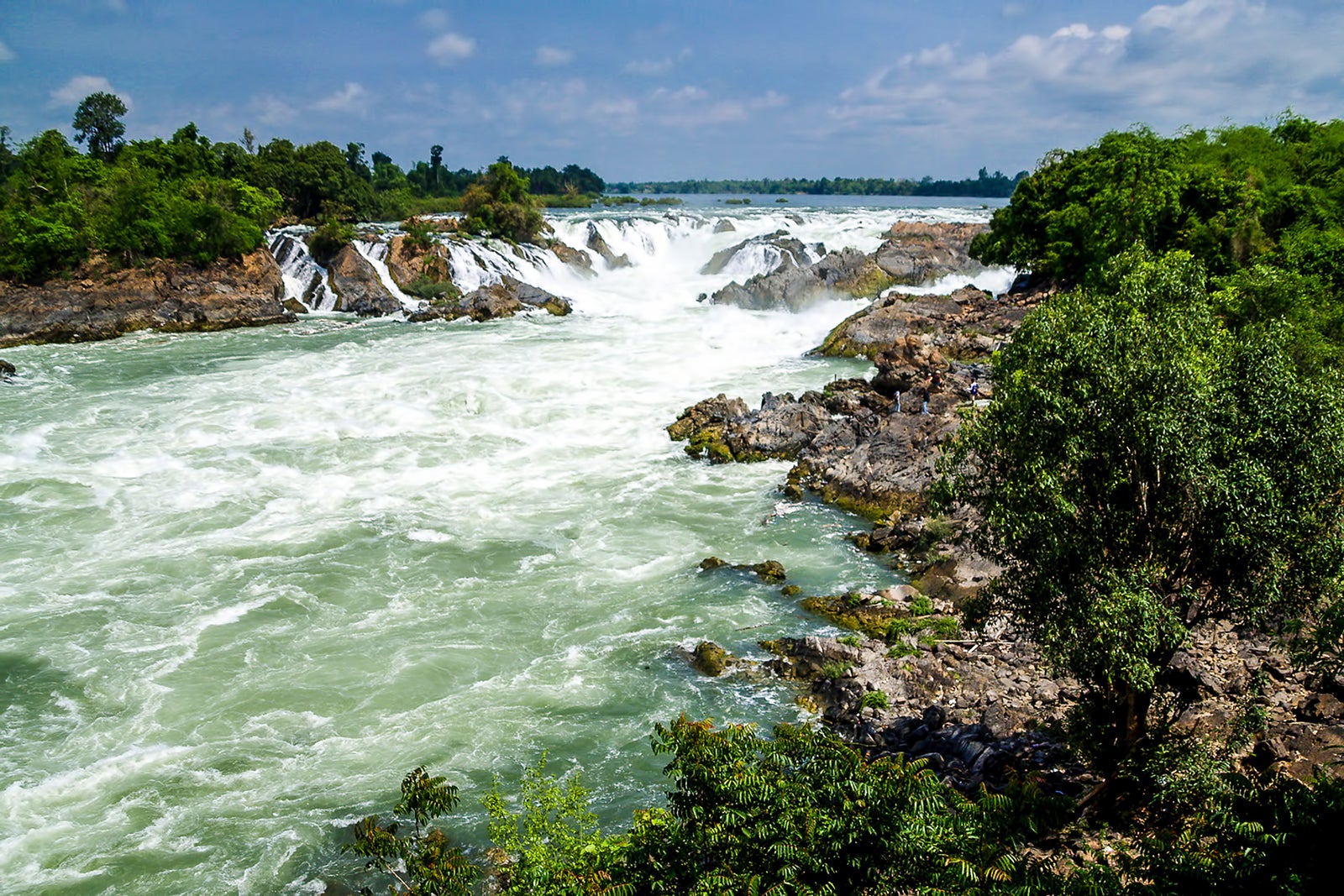 https://mdw-travel-data-us-east-1.s3.amazonaws.com/img/country/Laos/Si-Phan-Don--4000-Islands-/img_01.jpg