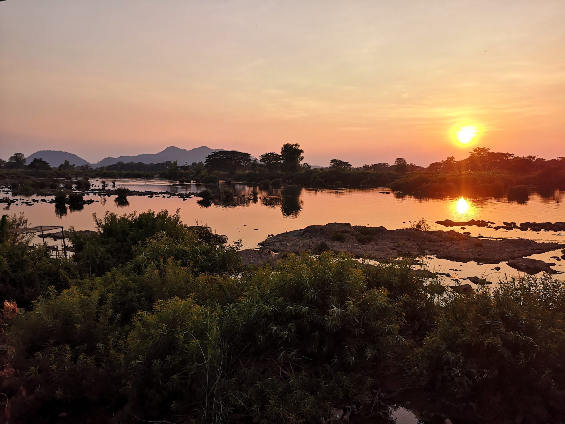 https://mdw-travel-data-us-east-1.s3.amazonaws.com/img/country/Laos/Si-Phan-Don--Four-Thousand-Islands-/img_03.jpg