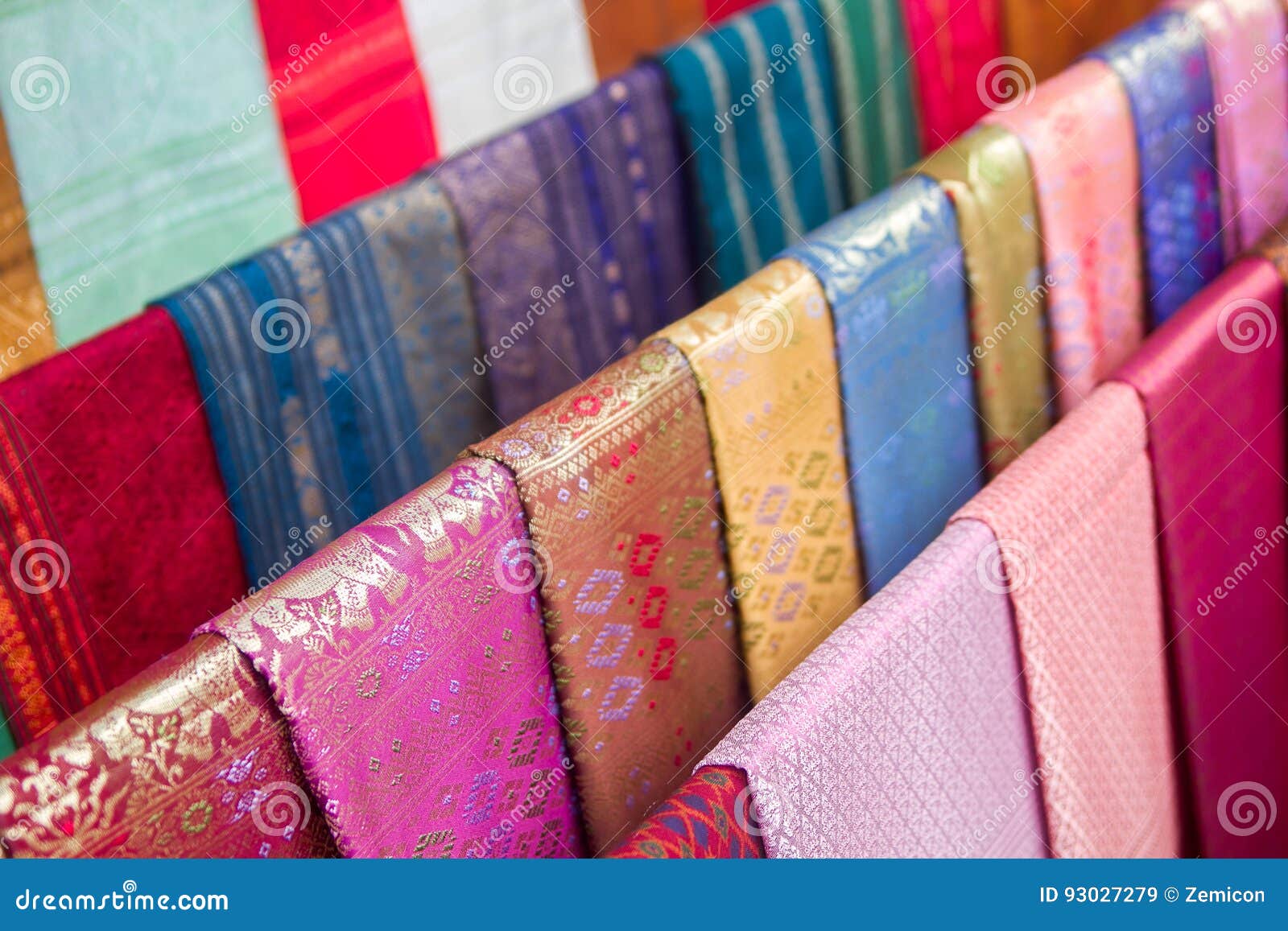 https://mdw-travel-data-us-east-1.s3.amazonaws.com/img/country/Laos/Silk-Road-Flower-Shop/img_02.jpg