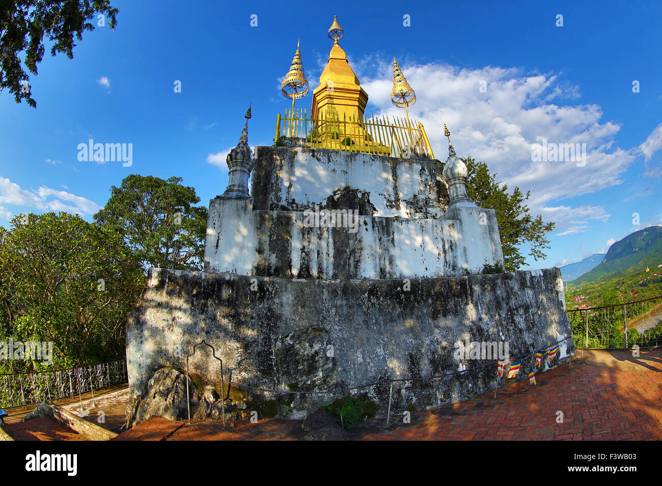 https://mdw-travel-data-us-east-1.s3.amazonaws.com/img/country/Laos/Stupa-of-That-Chomsi/img_02.jpg