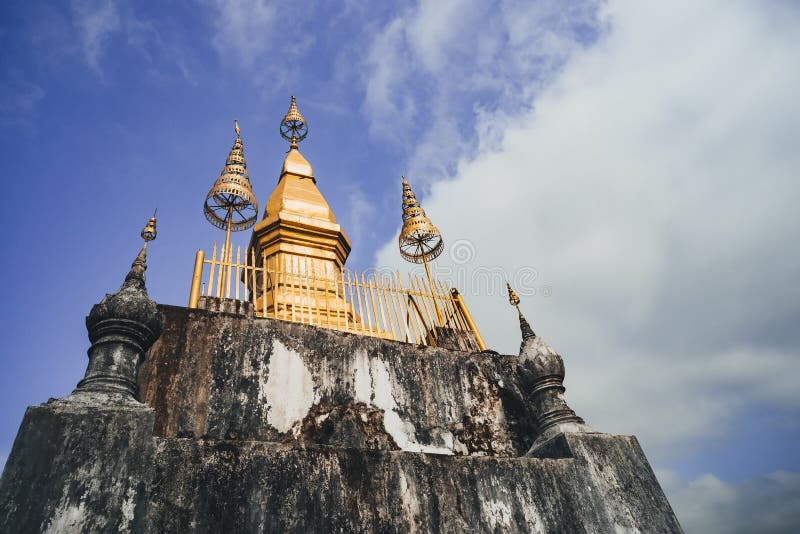https://mdw-travel-data-us-east-1.s3.amazonaws.com/img/country/Laos/Stupa-of-That-Chomsi/img_03.jpg
