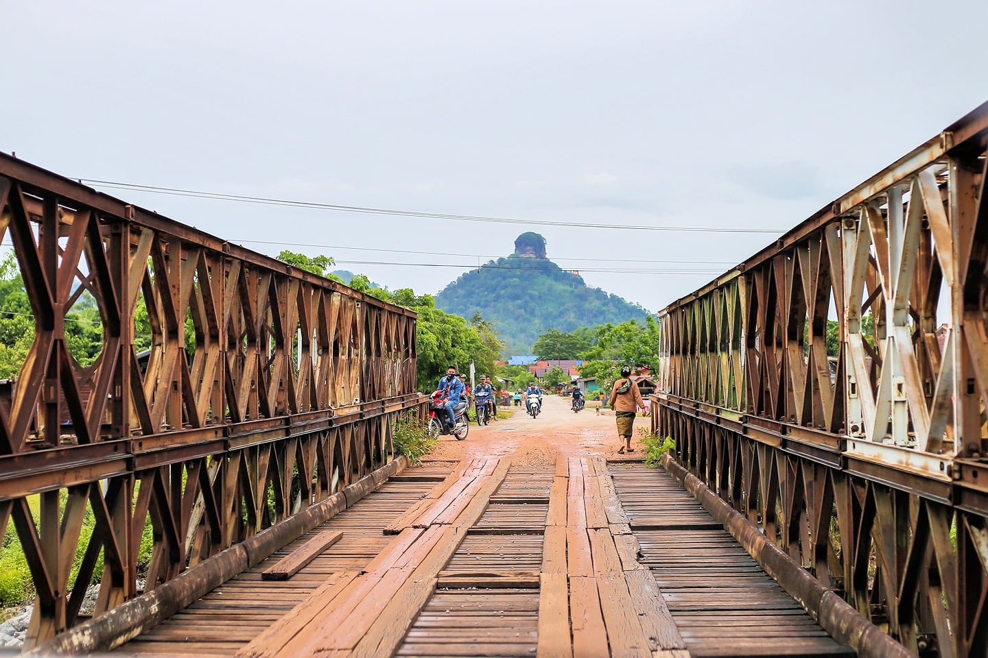 https://mdw-travel-data-us-east-1.s3.amazonaws.com/img/country/Laos/Thakhek-Bridge/img_02.jpg