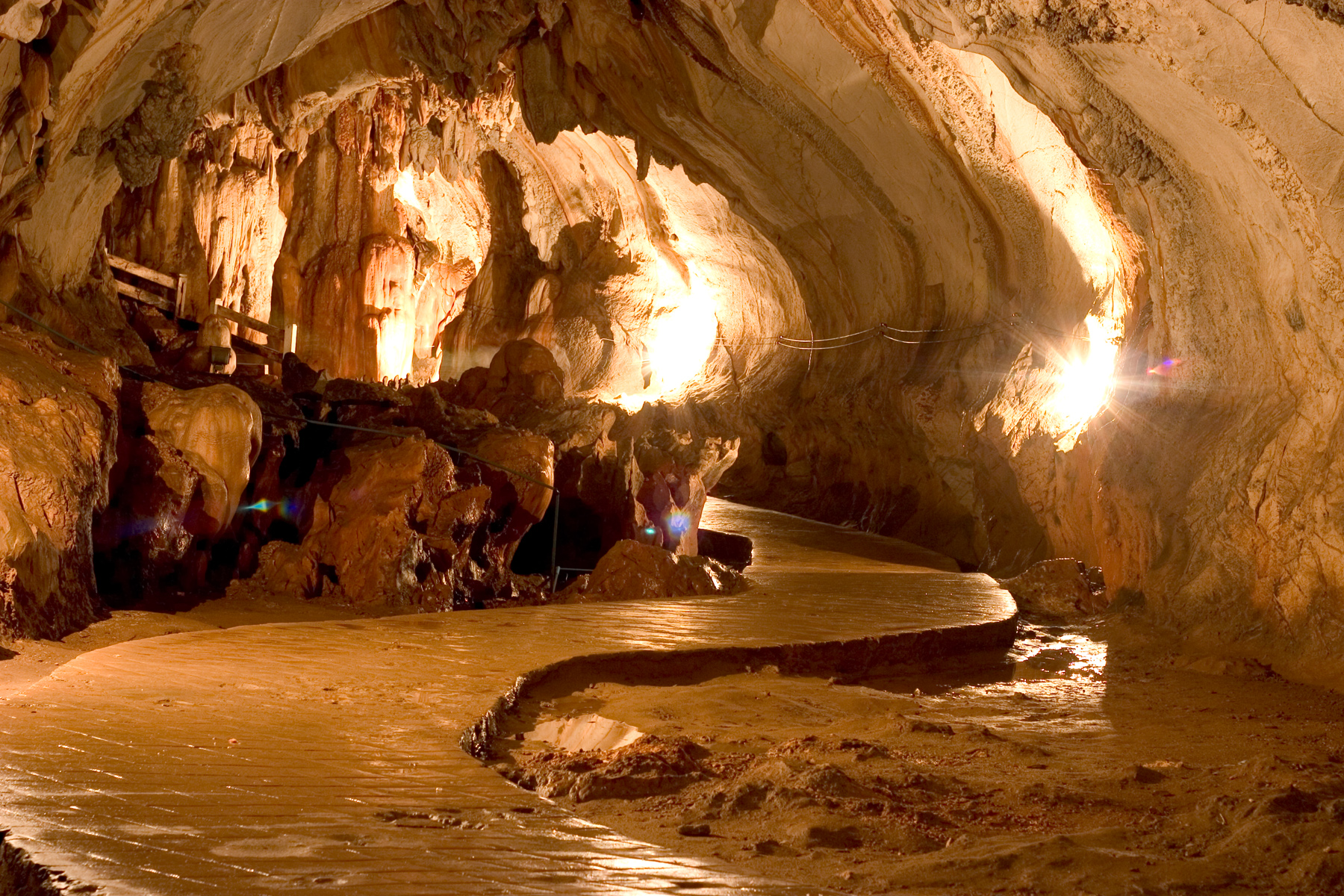 https://mdw-travel-data-us-east-1.s3.amazonaws.com/img/country/Laos/Tham-Chang-Cave/img_00.jpg