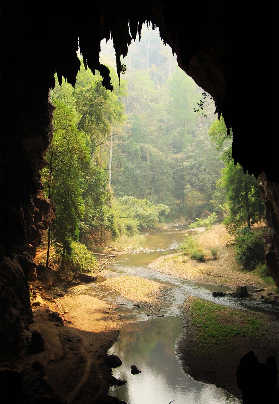 https://mdw-travel-data-us-east-1.s3.amazonaws.com/img/country/Laos/Tham-Faern-Cave/img_01.jpg