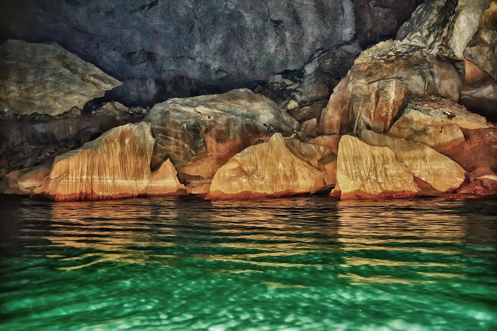 https://mdw-travel-data-us-east-1.s3.amazonaws.com/img/country/Laos/Tham-Lot-Kong-Lo/img_03.jpg