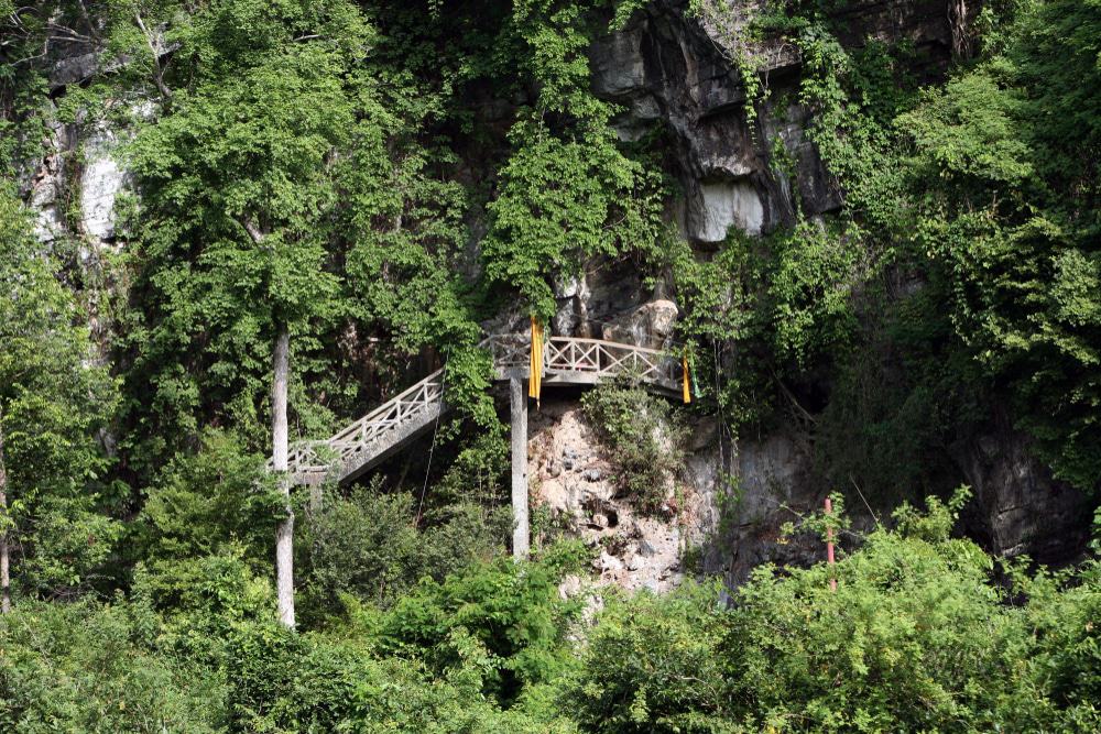 https://mdw-travel-data-us-east-1.s3.amazonaws.com/img/country/Laos/Tham-Pa-Fa/img_01.jpg