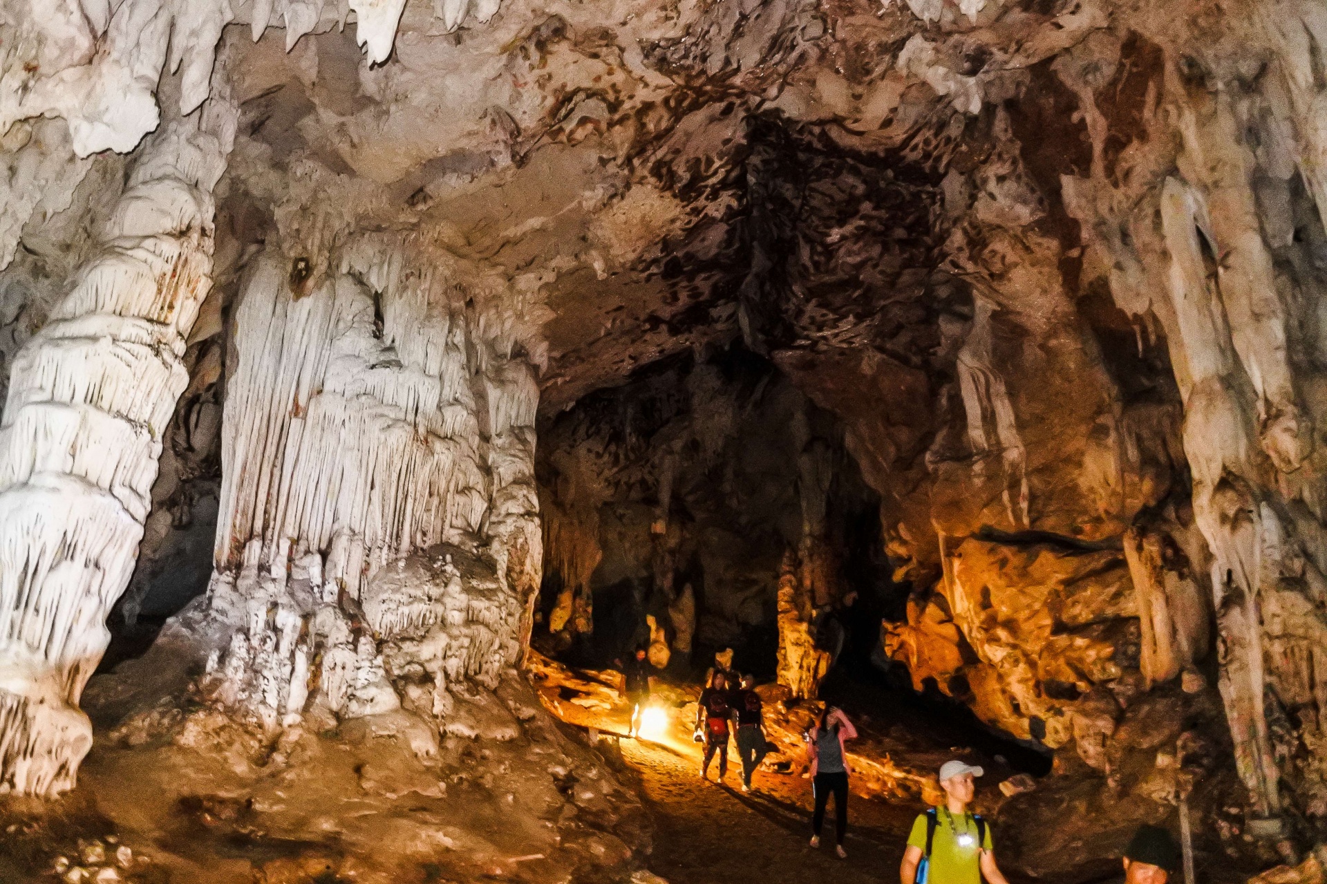 https://mdw-travel-data-us-east-1.s3.amazonaws.com/img/country/Laos/Tham-Piew-Cave-2/img_02.jpg