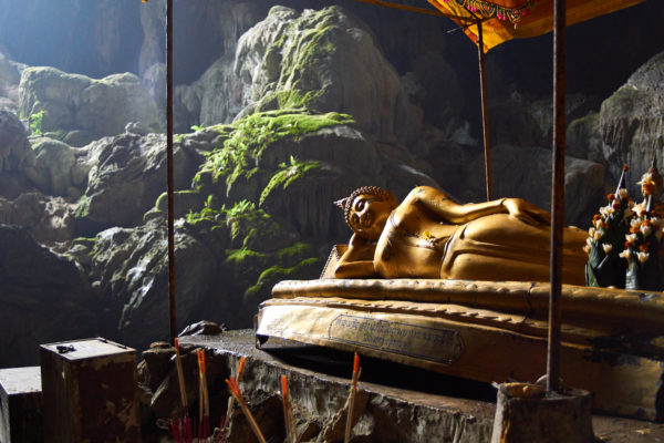 https://mdw-travel-data-us-east-1.s3.amazonaws.com/img/country/Laos/Tham-Poukham-Cave/img_01.jpg