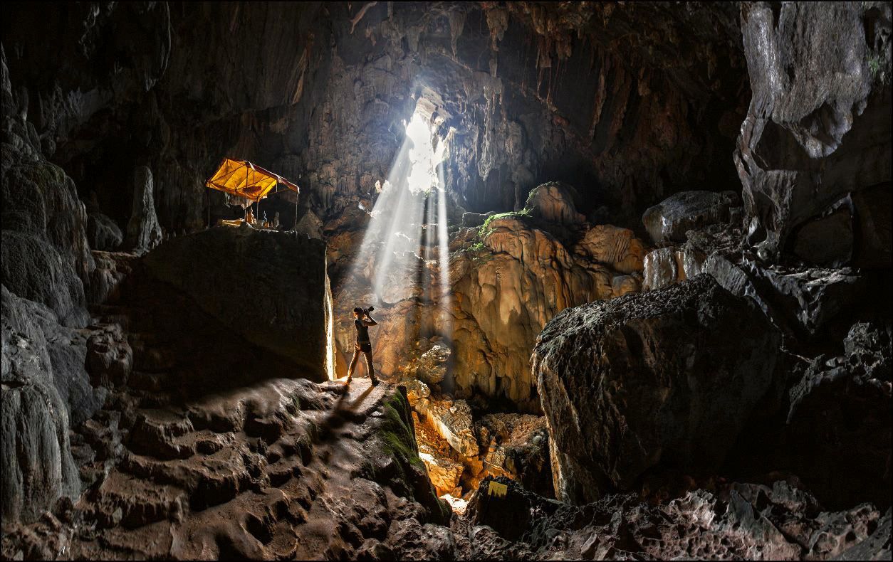 https://mdw-travel-data-us-east-1.s3.amazonaws.com/img/country/Laos/Tham-Poukham-Cave/img_02.jpg