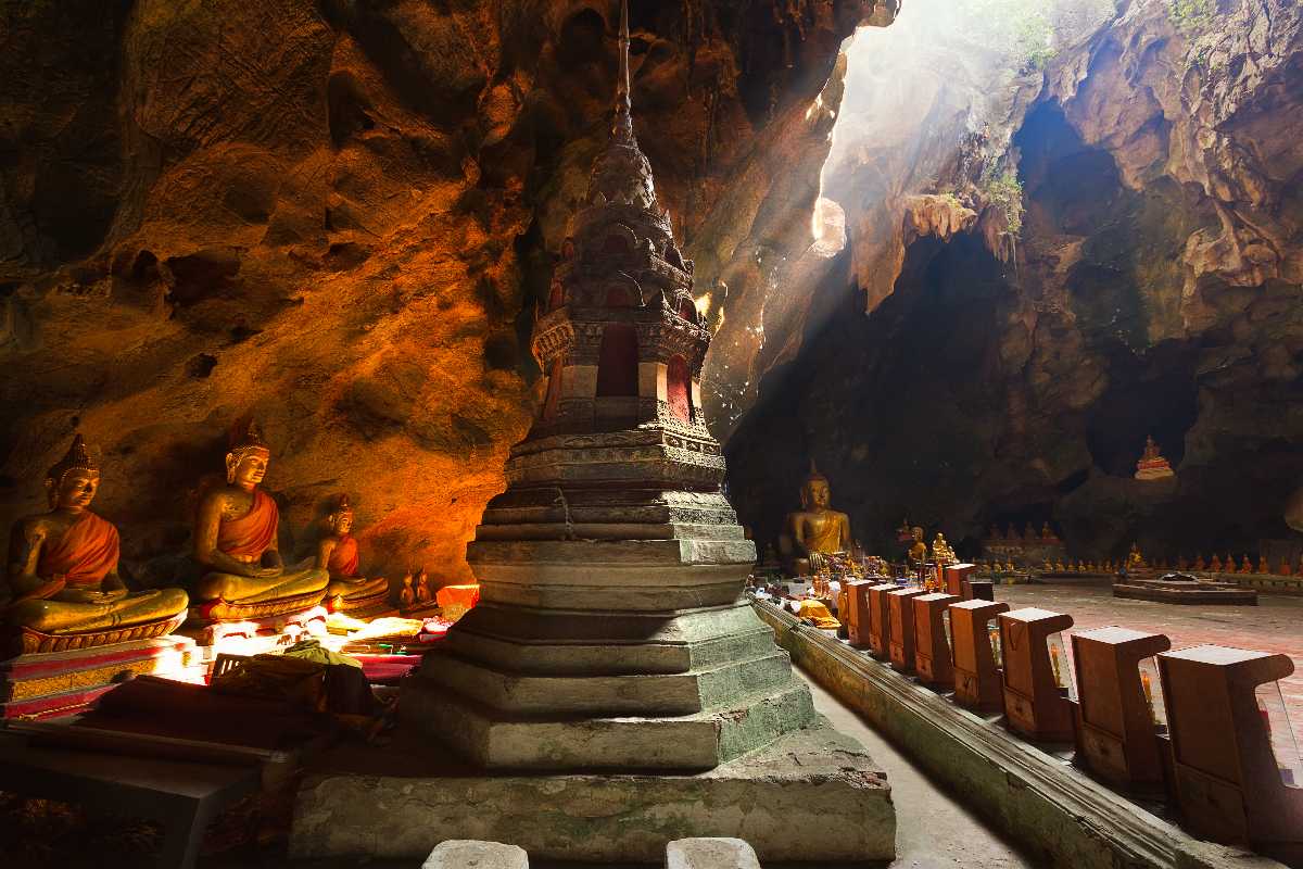 https://mdw-travel-data-us-east-1.s3.amazonaws.com/img/country/Laos/Tham-Theung-Cave/img_02.jpg