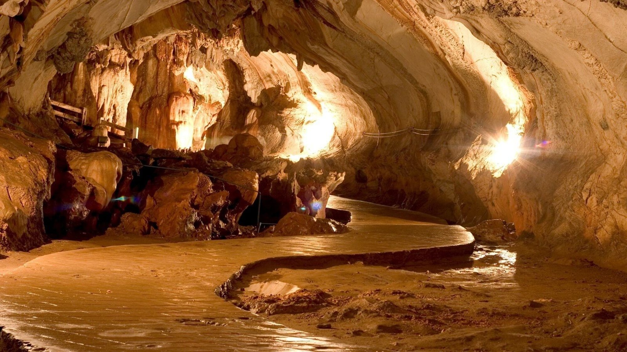 https://mdw-travel-data-us-east-1.s3.amazonaws.com/img/country/Laos/Tham-Xang/img_02.jpg