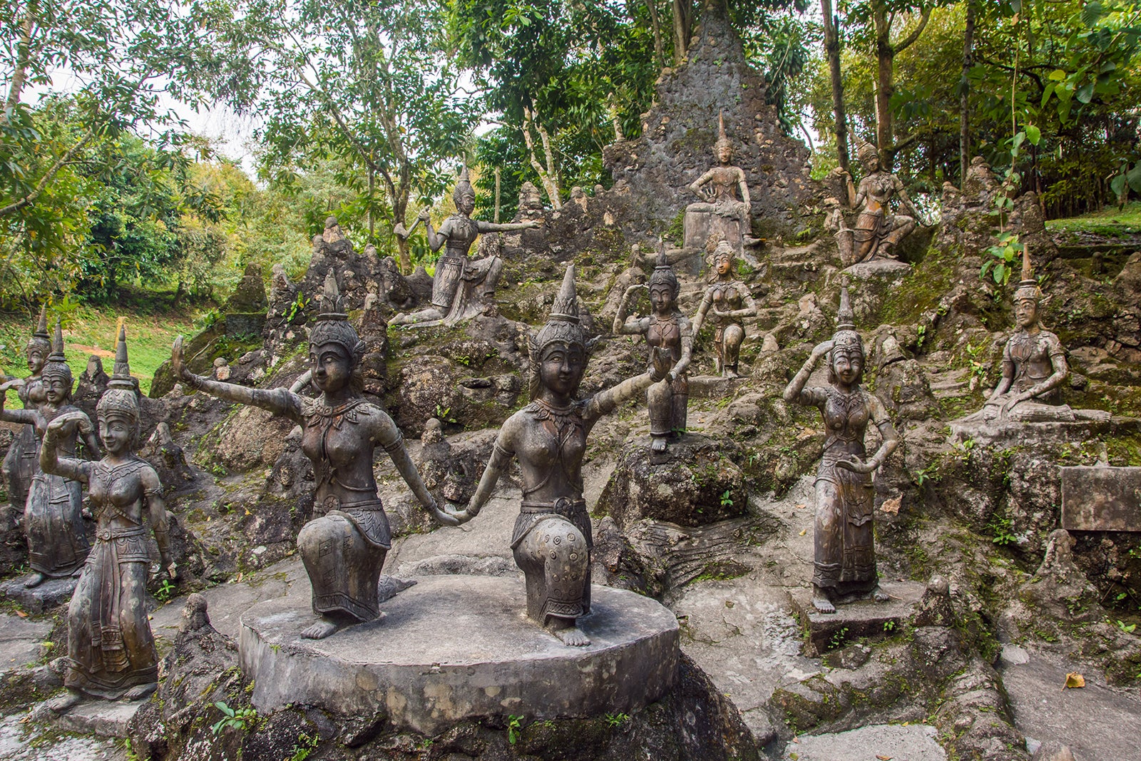 https://mdw-travel-data-us-east-1.s3.amazonaws.com/img/country/Laos/The-Secret-Buddha-Garden/img_01.jpg