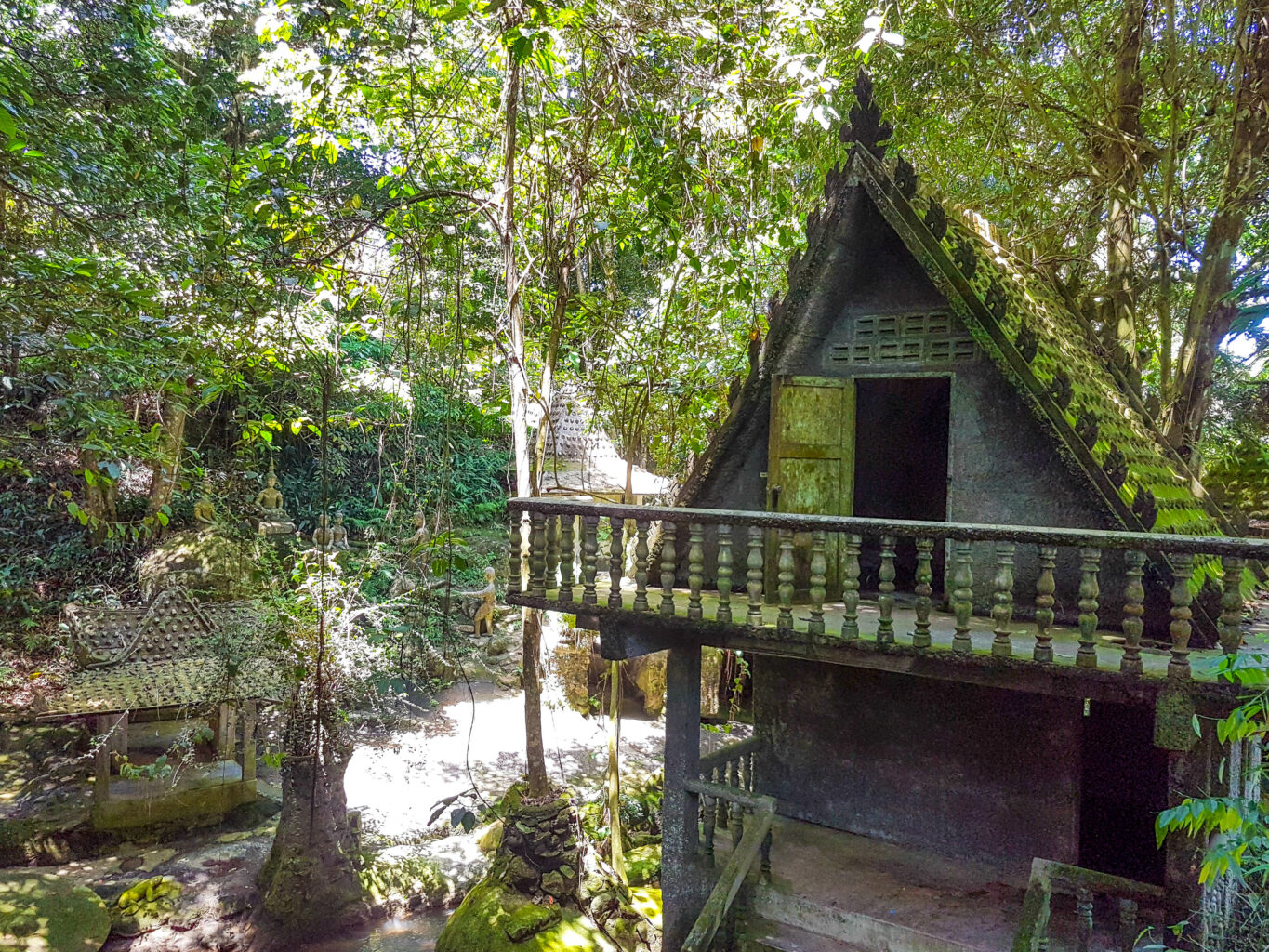 https://mdw-travel-data-us-east-1.s3.amazonaws.com/img/country/Laos/The-Secret-Buddha-Garden/img_02.jpg
