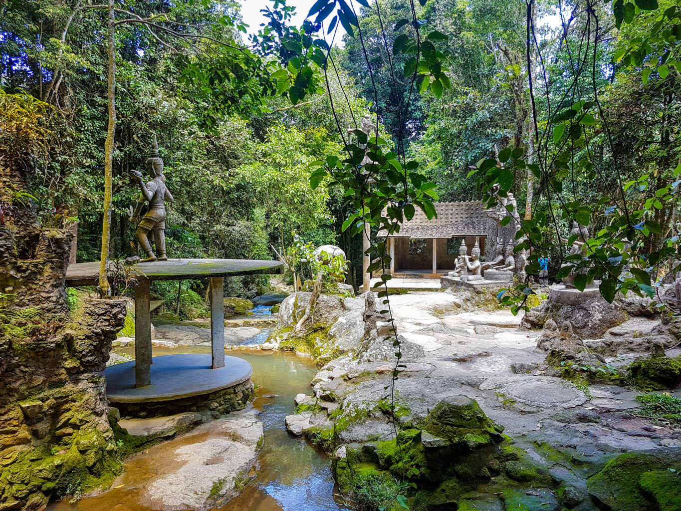 https://mdw-travel-data-us-east-1.s3.amazonaws.com/img/country/Laos/The-Secret-Buddha-Garden/img_03.jpg