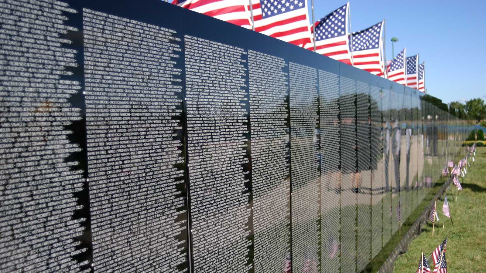 https://mdw-travel-data-us-east-1.s3.amazonaws.com/img/country/Laos/Vietnam-Memorial-Wall/img_03.jpg