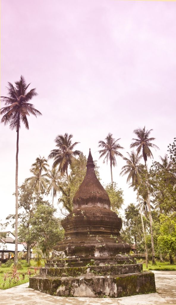 https://mdw-travel-data-us-east-1.s3.amazonaws.com/img/country/Laos/Wat-Aham/img_01.jpg