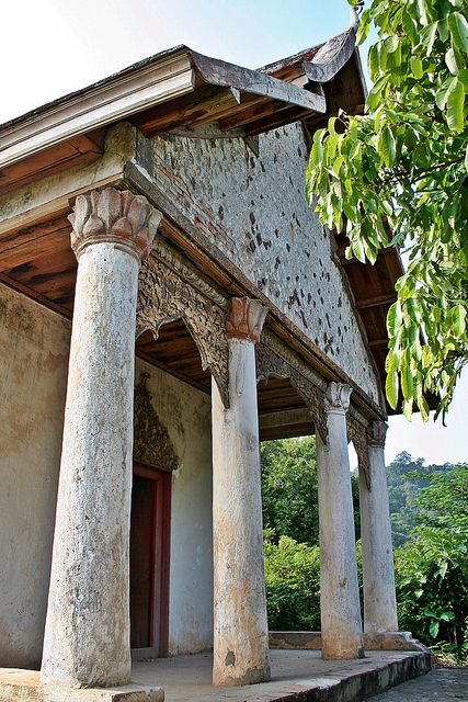 https://mdw-travel-data-us-east-1.s3.amazonaws.com/img/country/Laos/Wat-Chom-Phet/img_04.jpg