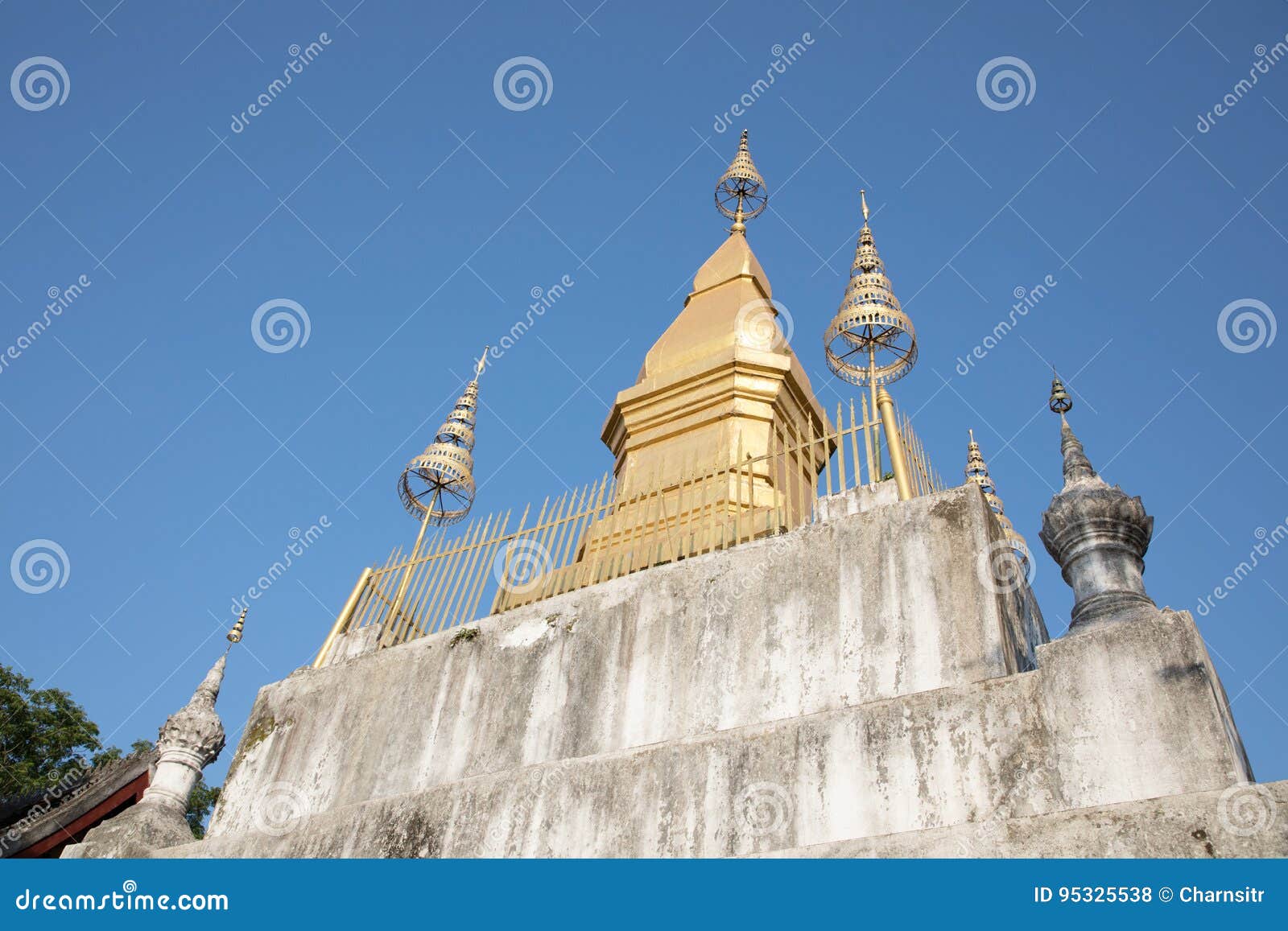 https://mdw-travel-data-us-east-1.s3.amazonaws.com/img/country/Laos/Wat-Chom-Si/img_03.jpg