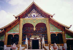 https://mdw-travel-data-us-east-1.s3.amazonaws.com/img/country/Laos/Wat-Jom-Khao-Manilat/img_02.jpg
