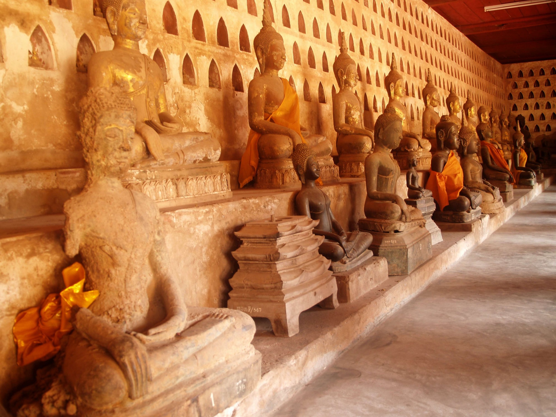 https://mdw-travel-data-us-east-1.s3.amazonaws.com/img/country/Laos/Wat-Keo/img_02.jpg