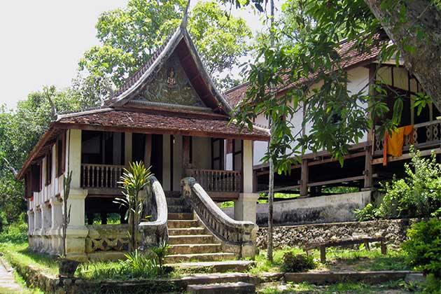 https://mdw-travel-data-us-east-1.s3.amazonaws.com/img/country/Laos/Wat-Long-Khoun/img_01.jpg