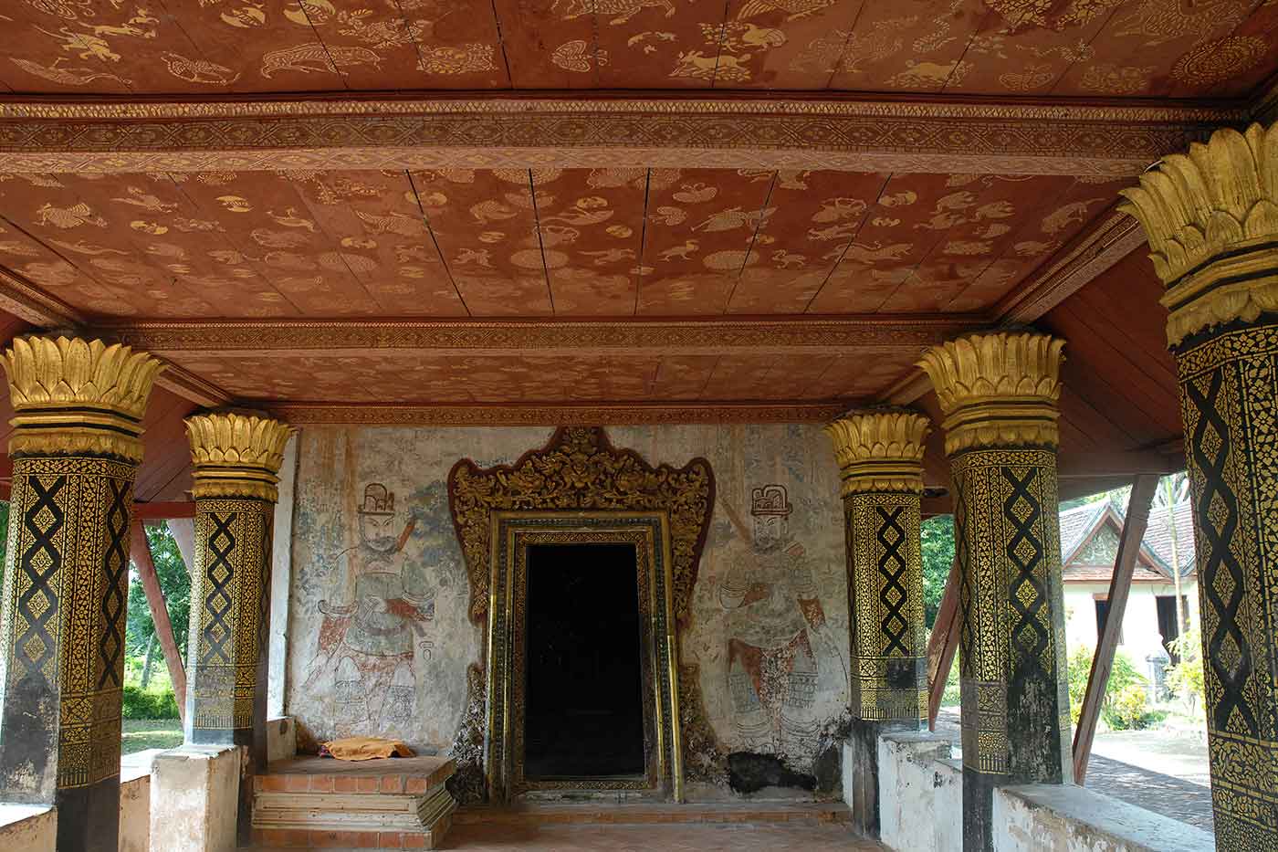https://mdw-travel-data-us-east-1.s3.amazonaws.com/img/country/Laos/Wat-Long-Khoun/img_05.jpg