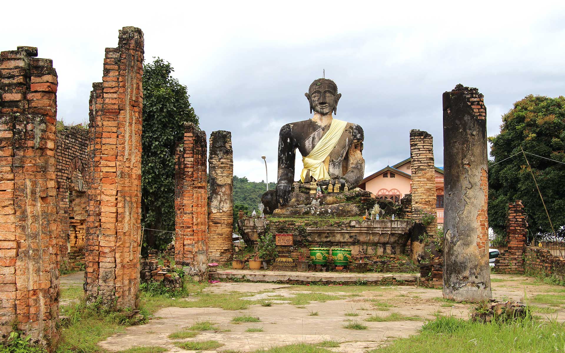 https://mdw-travel-data-us-east-1.s3.amazonaws.com/img/country/Laos/Wat-Manolom/img_02.jpg