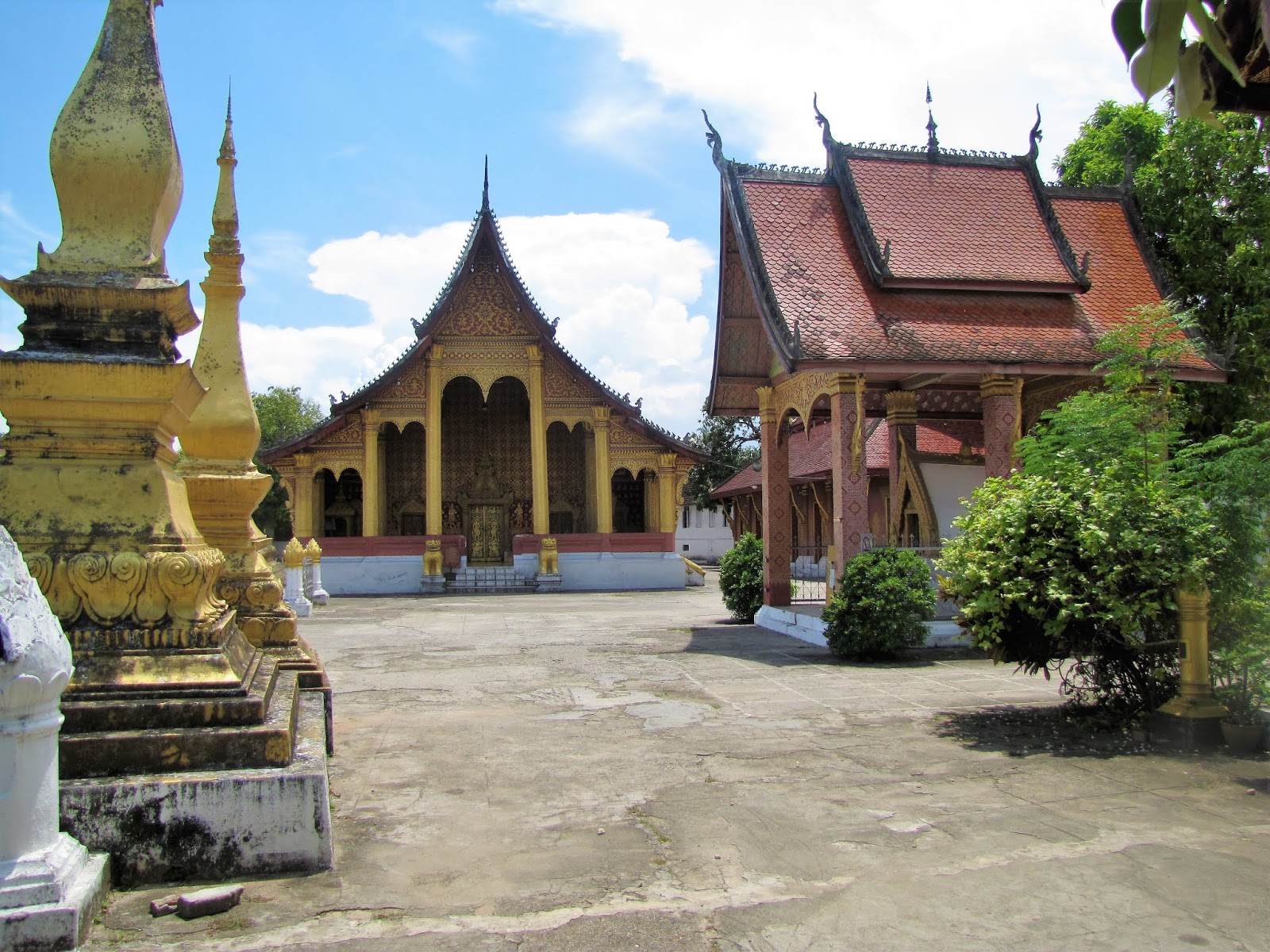 https://mdw-travel-data-us-east-1.s3.amazonaws.com/img/country/Laos/Wat-Manorom/img_02.jpg