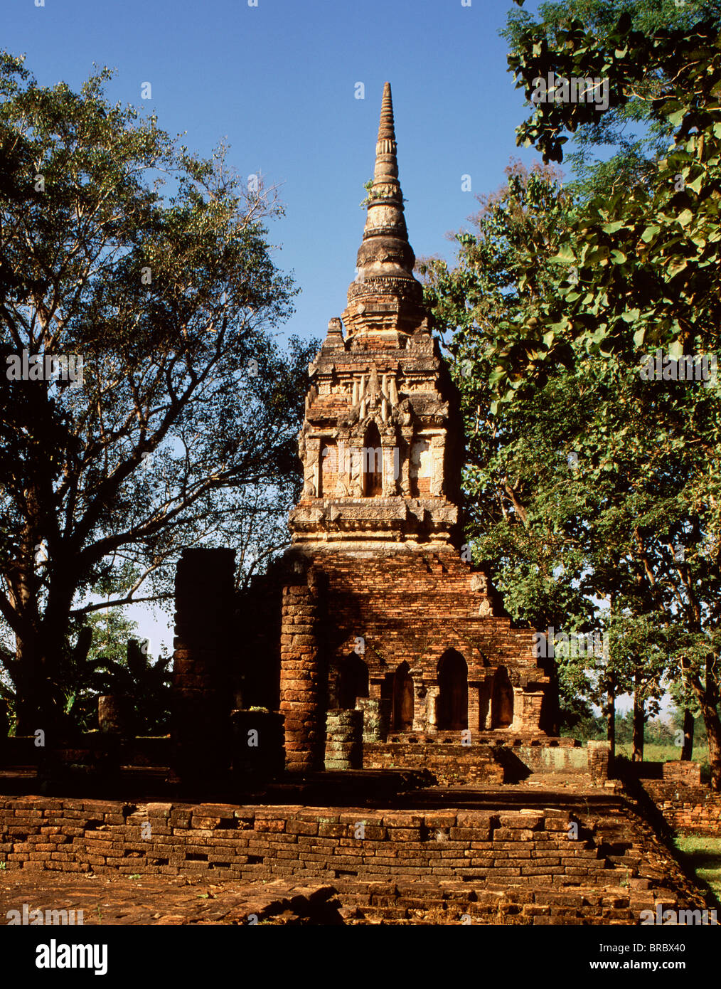 https://mdw-travel-data-us-east-1.s3.amazonaws.com/img/country/Laos/Wat-Pha-Maha-Chedi-Lom-Sak/img_01.jpg