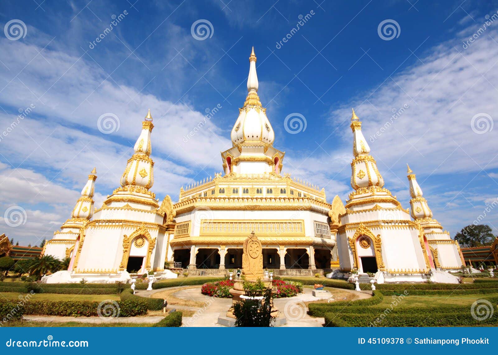 https://mdw-travel-data-us-east-1.s3.amazonaws.com/img/country/Laos/Wat-Pha-Maha-Chedi-Lom-Sak/img_03.jpg