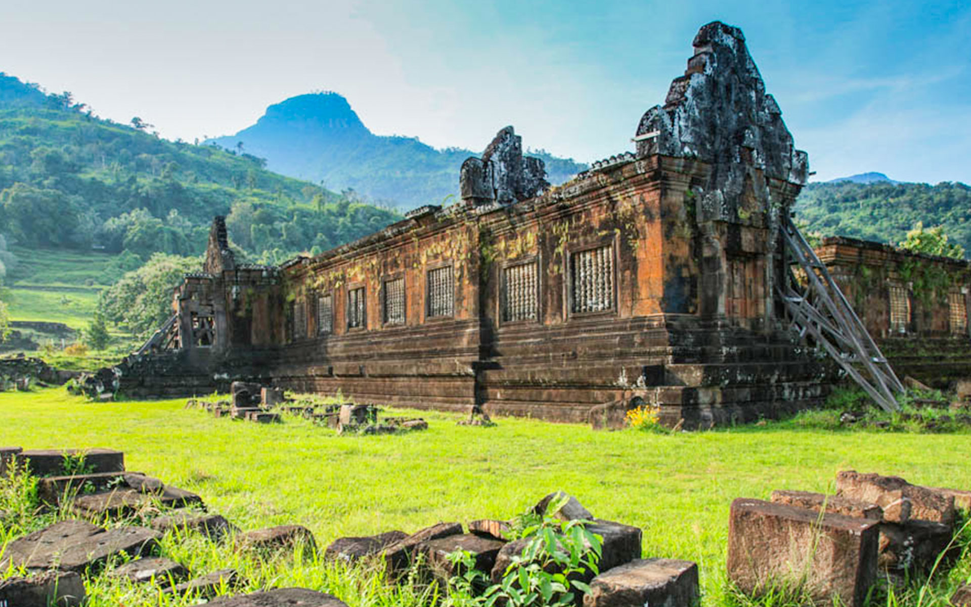 https://mdw-travel-data-us-east-1.s3.amazonaws.com/img/country/Laos/Wat-Phou/img_00.jpg