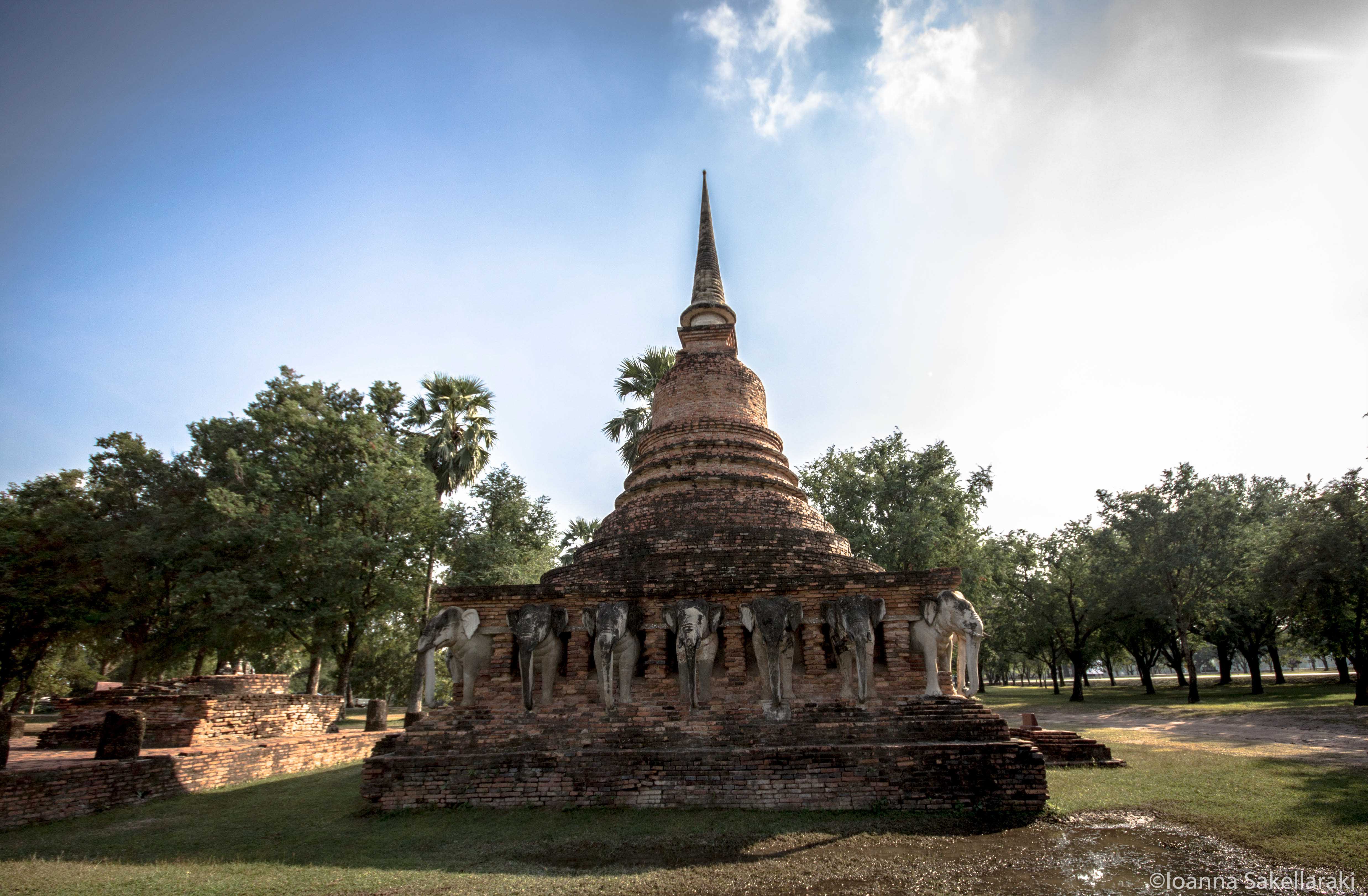 https://mdw-travel-data-us-east-1.s3.amazonaws.com/img/country/Laos/Wat-Sensoukharam/img_01.jpg