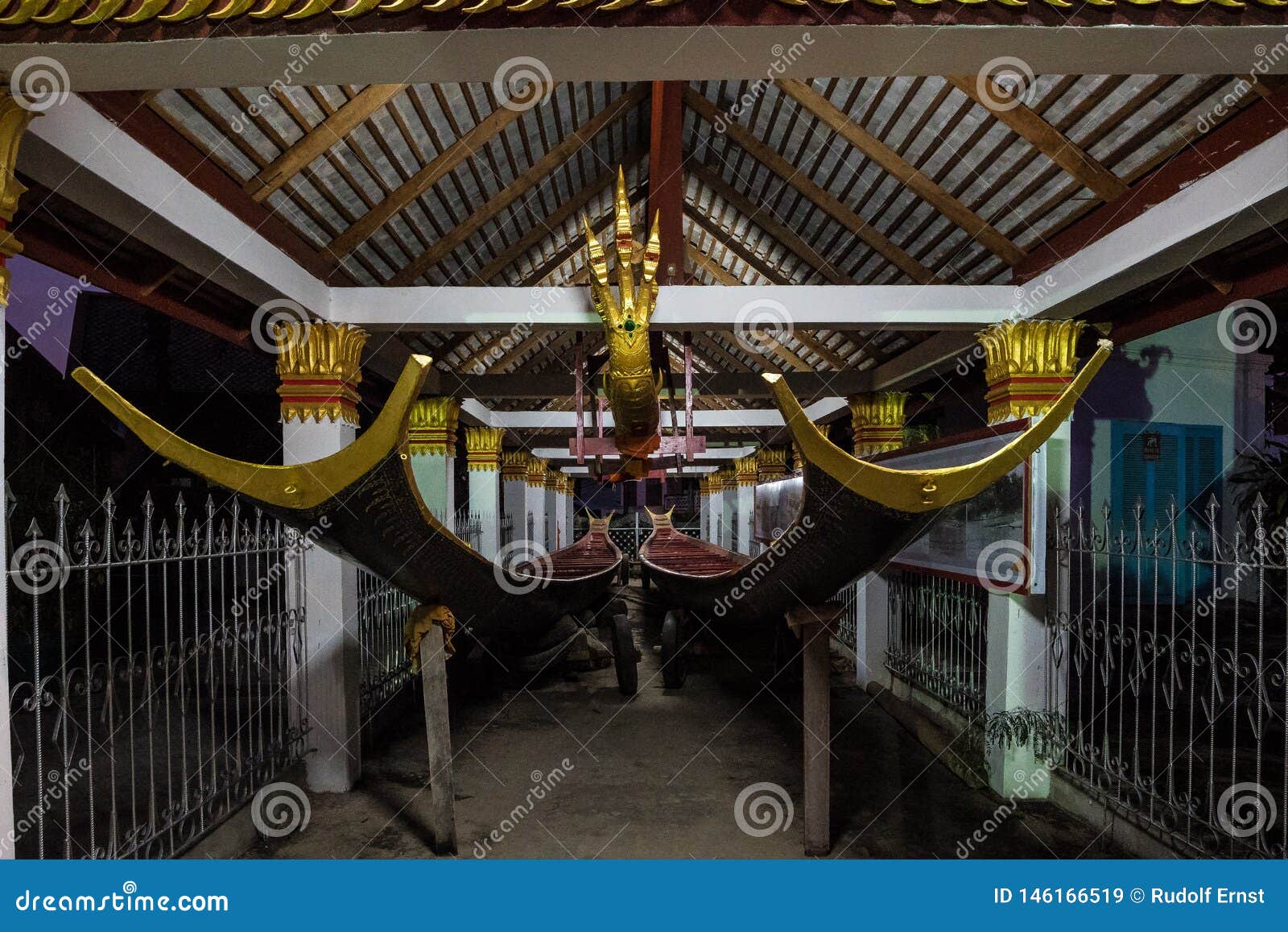 https://mdw-travel-data-us-east-1.s3.amazonaws.com/img/country/Laos/Wat-Sensoukharam/img_02.jpg
