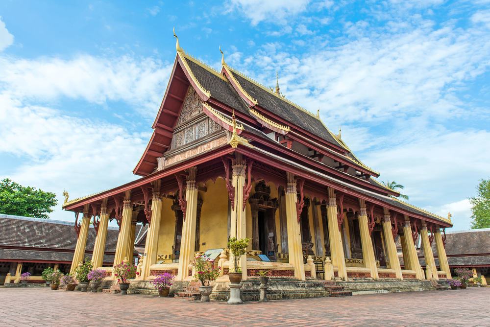 https://mdw-travel-data-us-east-1.s3.amazonaws.com/img/country/Laos/Wat-Si-Saket/img_00.jpg