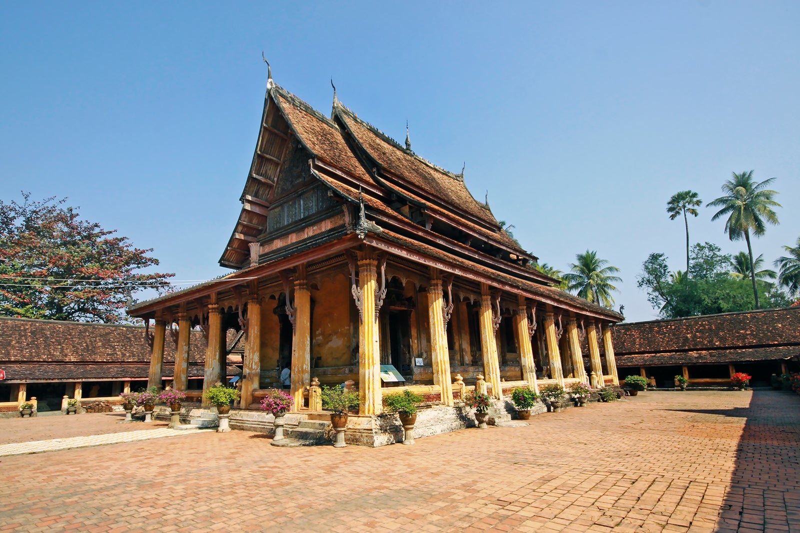 https://mdw-travel-data-us-east-1.s3.amazonaws.com/img/country/Laos/Wat-Si-Saket/img_02.jpg