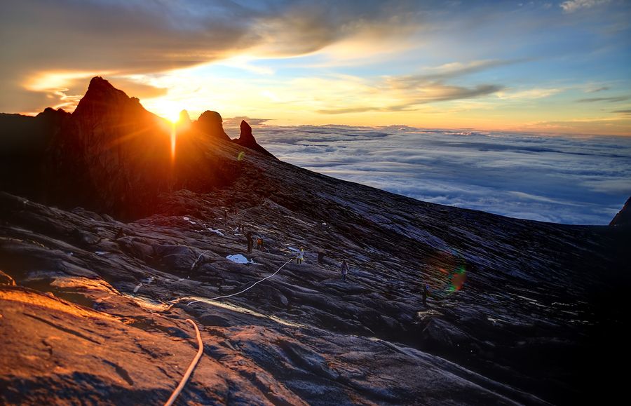 https://mdw-travel-data-us-east-1.s3.amazonaws.com/img/country/Malaysia/-Mount-Kinabalu/img_02.jpg