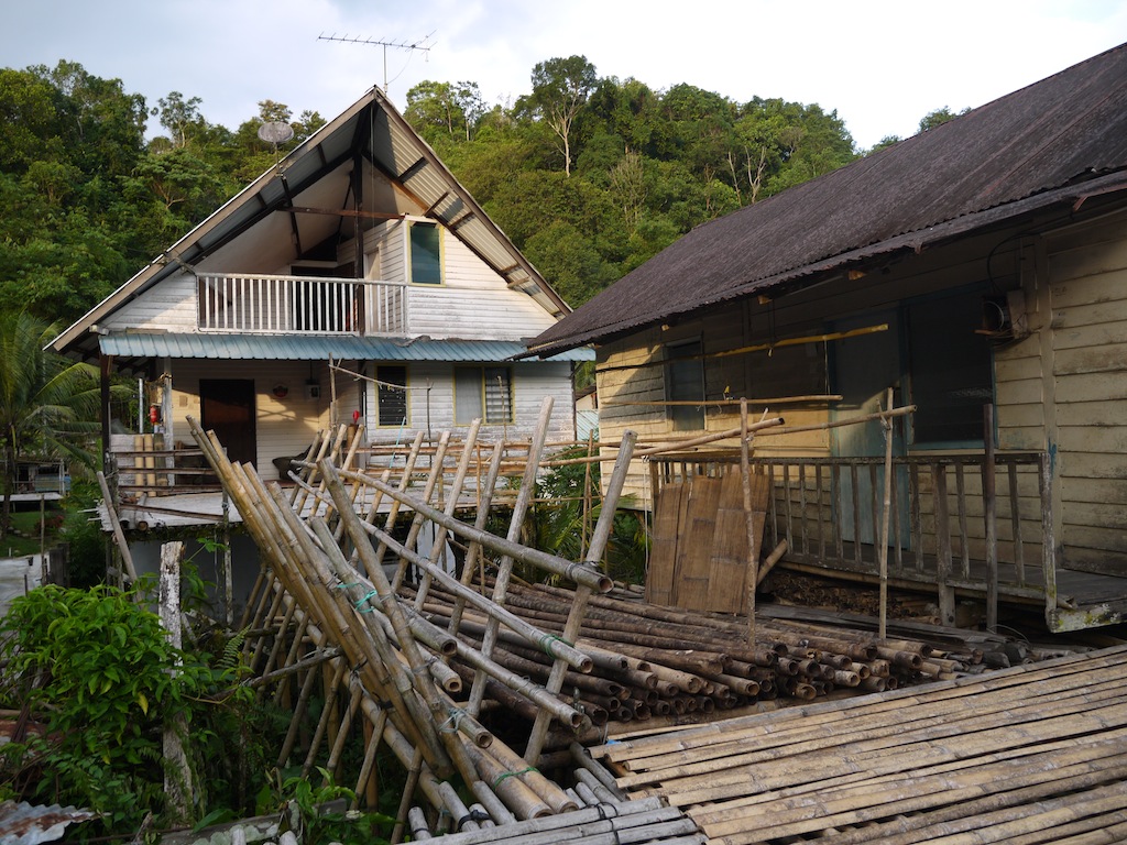 https://mdw-travel-data-us-east-1.s3.amazonaws.com/img/country/Malaysia/Annah-Rais-Longhouse/img_00.jpg