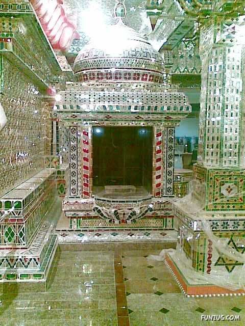 https://mdw-travel-data-us-east-1.s3.amazonaws.com/img/country/Malaysia/Arulmigu-Sri-Rajakaliamman-Glass-Temple/img_01.jpg