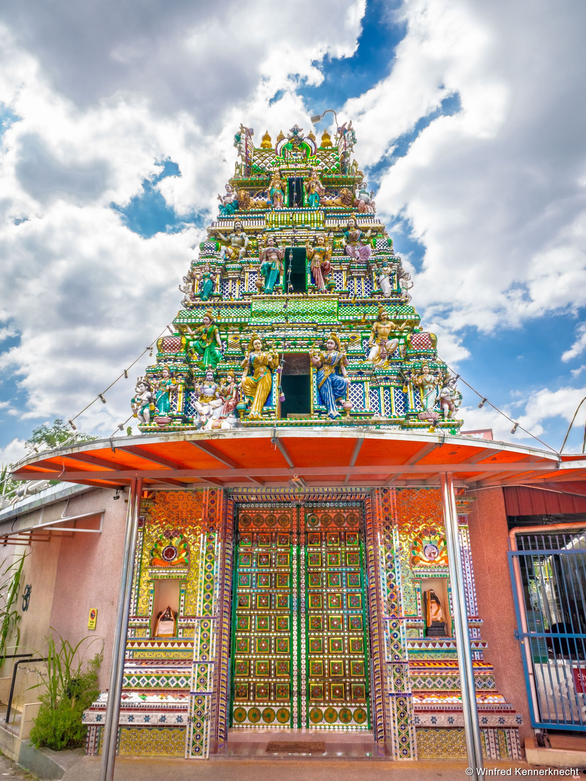 https://mdw-travel-data-us-east-1.s3.amazonaws.com/img/country/Malaysia/Arulmigu-Sri-Rajakaliamman-Glass-Temple/img_02.jpg