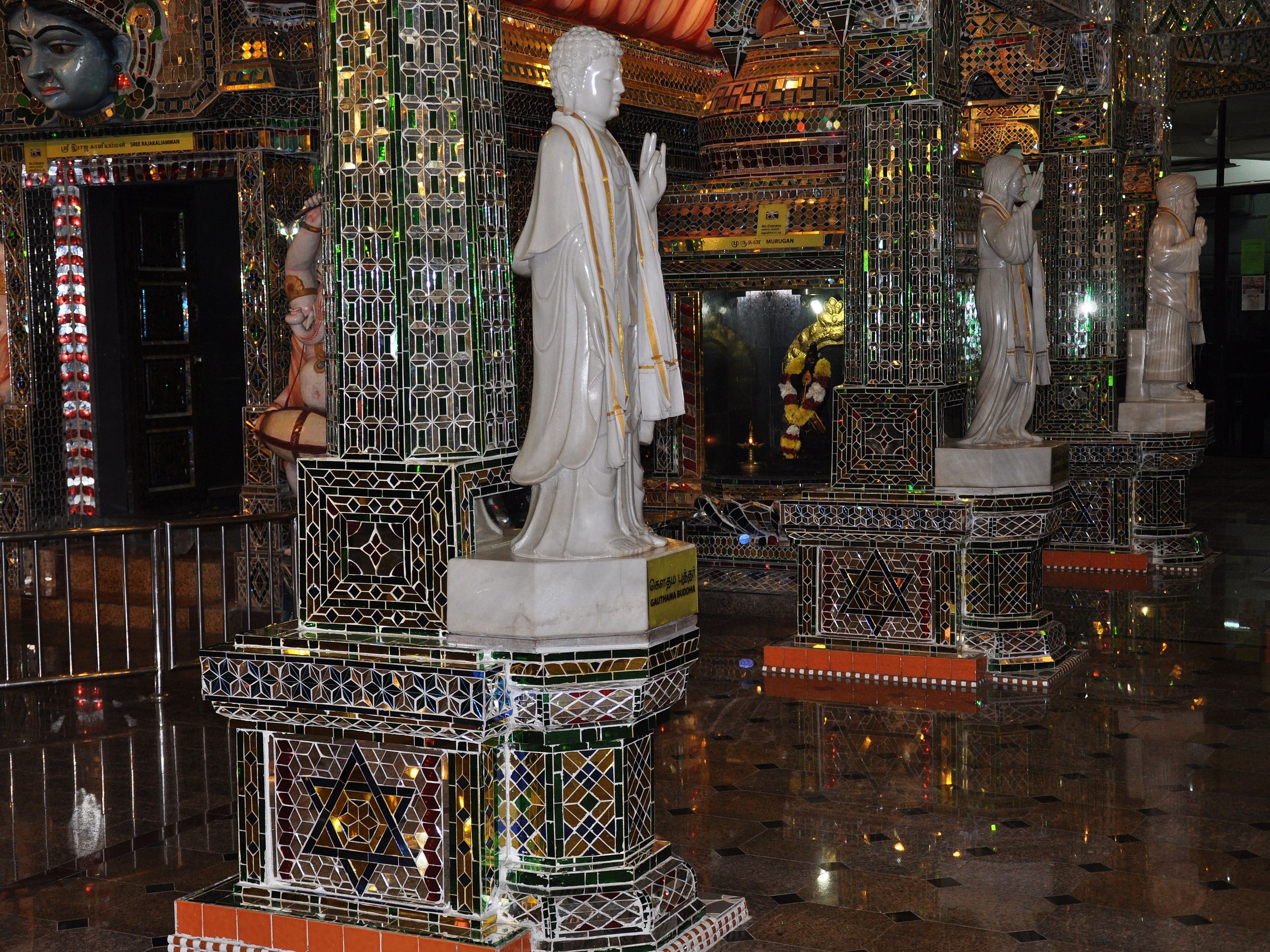 https://mdw-travel-data-us-east-1.s3.amazonaws.com/img/country/Malaysia/Arulmigu-Sri-Rajakaliamman-Glass-Temple/img_04.jpg