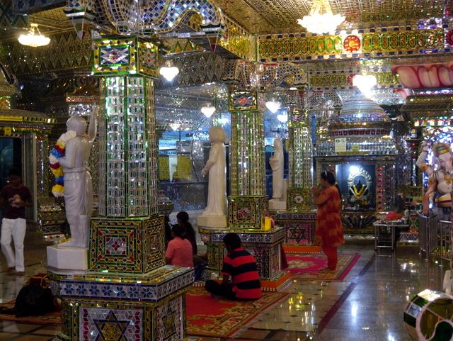 https://mdw-travel-data-us-east-1.s3.amazonaws.com/img/country/Malaysia/Arulmigu-Sri-Rajakaliamman-Glass-Temple/img_05.jpg