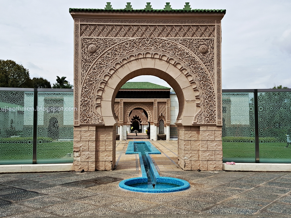https://mdw-travel-data-us-east-1.s3.amazonaws.com/img/country/Malaysia/Astaka-Morocco-Putrajaya/img_01.jpg