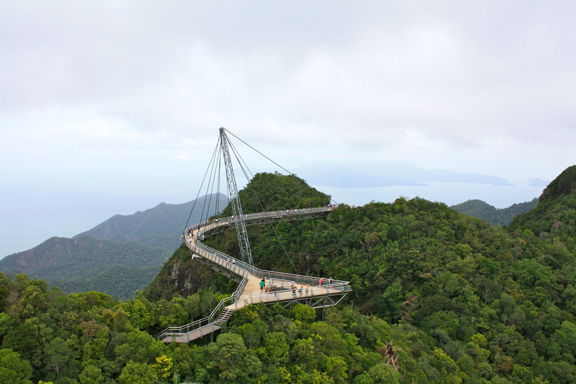 https://mdw-travel-data-us-east-1.s3.amazonaws.com/img/country/Malaysia/Avenue-K-Skybridge/img_01.jpg