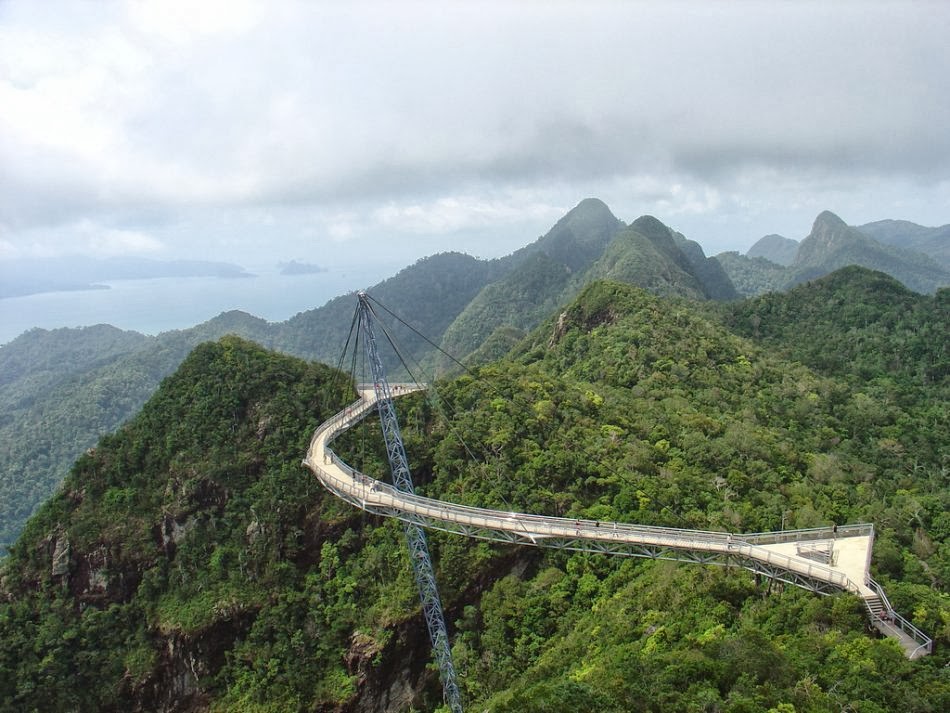 https://mdw-travel-data-us-east-1.s3.amazonaws.com/img/country/Malaysia/Avenue-K-Skybridge/img_02.jpg
